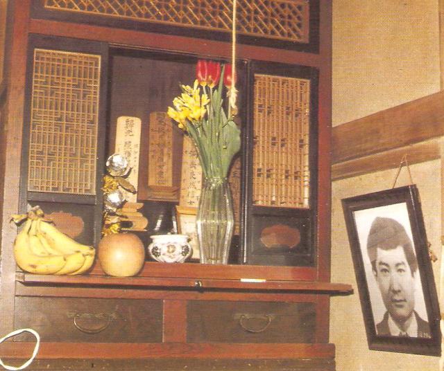 Buddhista házioltár Tokióban egy korán meghalt fiú képével3